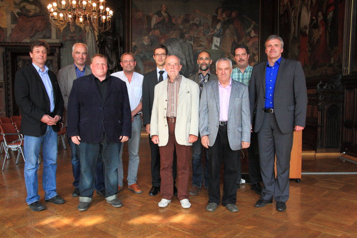 Gruppenbild der Mitglieder des Ehrenamtsbeirates im Festsaal des Erfurter Rathauses. 