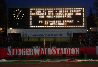 Anzheigetafel im Stadion mit dem Text: Der FC Rot-Weiß Erfurt begrüßt Sie herzlichst zum SWS Abschiedsspiel gegen den FC Groningen.