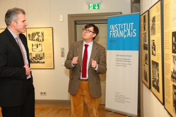 Der Ausstellungs-Initiator und Leiter des französischen Kulturbüros in Thüringen führt den Erfurter Oberbürgermeister durch die Ausstellung und erläutert eine Schautafel.