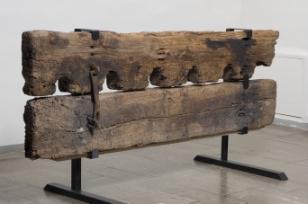 Foto: Pranger © Stadtverwaltung Erfurt, D. Urban Ein hölzerner Pranger aus dem 13. Jahrhundert aus zwei schweren, übereinander liegenden Holzbalken mit Metallbeschlägen.
