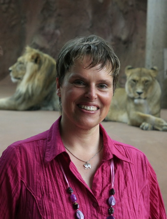 Zooparkdirektorin Sabine Merz im Löwenhaus. 