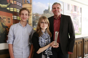 Oberbürgermeister Andreas Bausewein übergibt 2 Schülern einen Pokal