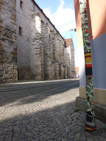 Laternenmast in Wollsocke - die Strickguerilla war unterwegs. 