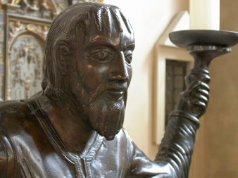 Foto: Der Wolframleuchter im Erfurter Dom © Norbert G. Schmidt Oberkörper einer männlichen Bronzestatue, mit einer Halterung für Kerzen in der linken Hand