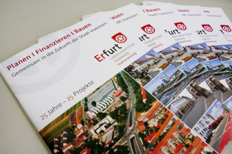 Foto: Broschüre Tiefbau- und Verkehrsamt © Stadtverwaltung Erfurt Ein aufgefächerter Stapel von fünf Broschüren liegt auf dem Tisch.
