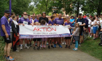 Läufergruppe mit Banner der Aktion 