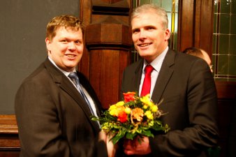 Oberbürgermeister Andreas Bausewein gratuliert dem neu gewählten Beigeordneten und überreicht ihm einen Strauß Blumen. 