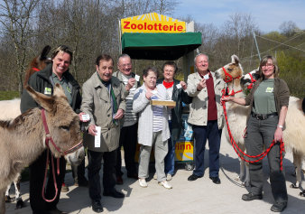 Die Vereinsmitglieder ziehen Lose aus der Lotterie