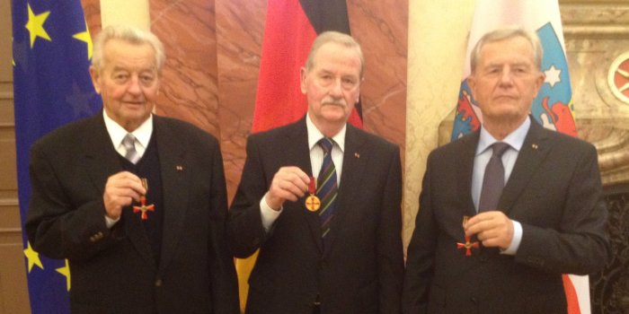 Foto: Verleihung der Verdienstorden der Bundesrepublik Deutschland 2015 © Stadtverwaltung Erfurt / Schalles In festlichem Rahmen präsentieren drei Herren ihre Auszeichnungen (Orden) vor der Kamera