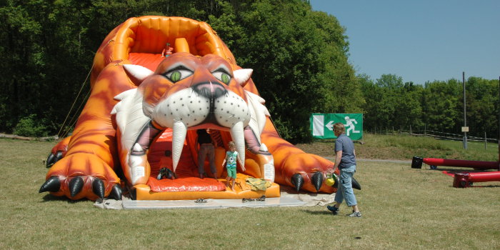 Für Kinder gibt es die Plaste-Rutsche mit Tigergesicht