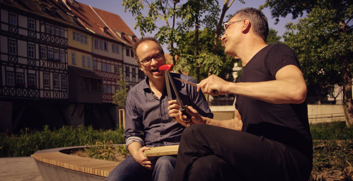 Foto: Themenwechsel mit Carsten Rose und Martin Debes © Boris Hajdukovic Zwei Männer debattieren hinter der Krämerbrücke