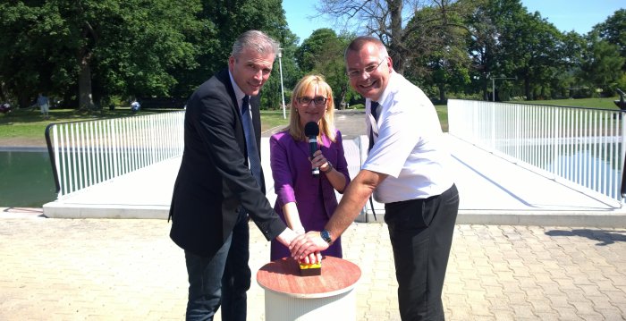 Foto: Wasserachse Einweihung © SWE Stadtwerke Erfurt GmbH Oberbürgermeister Andreas Bausewein drückt gemeinsam mit Frau Weiß und Herrn Zaiß von den Stadtwerken auf einen Buzzer; im Hintergrund Teile der sanierten Wasserachse des Egaparks