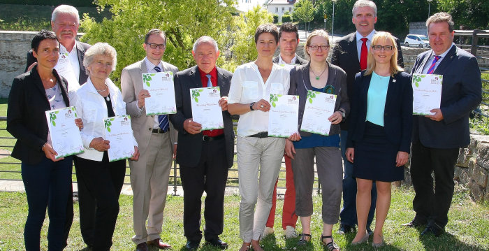 Vertreter aus 11 Städten präsentieren die Ernennungs-Urkunden, die sie als Außenstandorte der Bundesgartenschau im Jahr 2021 benennen.
