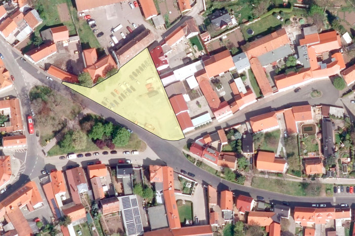 Amtmann-Kästner-Platz in Gispersleben Luftbildaufnahme mit farbiger Hervorhebung eines Platzes.