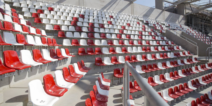 Zuschauerränge mit roten und weißen Sitzen.