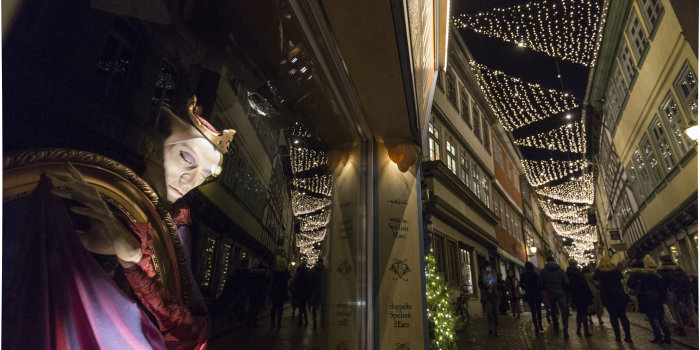 Foto: Weihnachtsbeleuchtung über der Krämerbrücke © Stadtverwaltung Erfurt Abendliche Aufnahme einer Brücke mit rechts und links Häusern und dazwischen eine Weihnachtsbeleuchtung