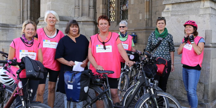 Gruppe von Frauen mit Rädern steht vor dem Erfurter Rathaus