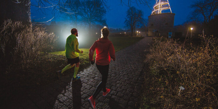 Foto: Fit im Winter durch den Egapark © Christian Fischer Zwei Läufer im nächtlichen Egapark