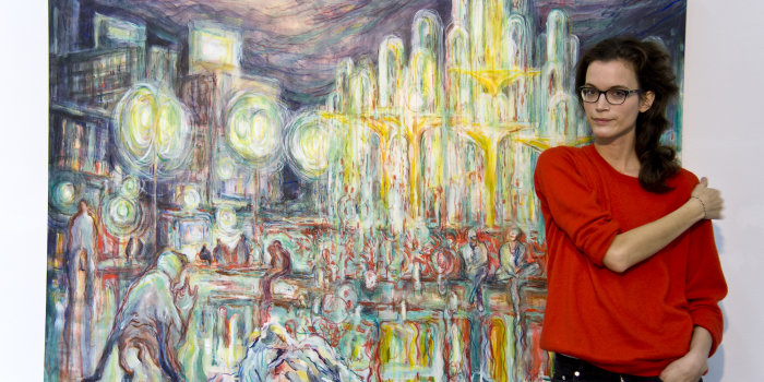 Foto: Ulrike Theusner in der Ausstellung im Grafikkabinett vor ihrem Werk " Alexanderplatz" aus der Serie: The Gasping Society, 2016 © Stadtverwaltung Erfurt / D. Urban Frau in Galerie.