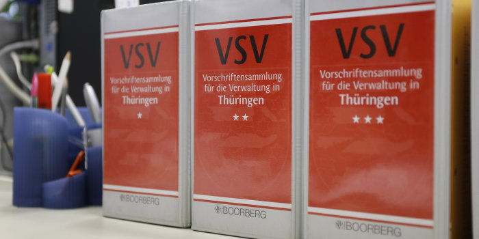 Foto: Vorschriftensammlung Thüringen VSV © Stadtverwaltung Erfurt Drei dicke Bücher stehen mit dem rot-grauen Rücken zum Betrachter. Darauf steht "Vorschriftensammlung für die Verwaltung in Thüringen".