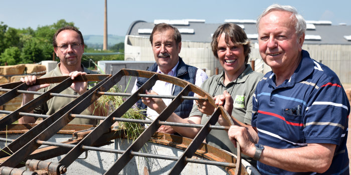 Foto: Futterring für die Elefantenanlage übergeben © Verein der Zooparkfreunde / J. Ropers Elefantenpfleger, Zoodirektorin und Mitglieder des Vereins halten den Futterring