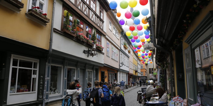 Blick entlang der Krämerbrücke, bunte Luftballons hängen zwischen den Häusern.  