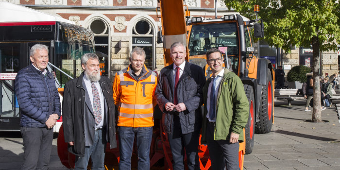 Foto: Winterdienst Auftakt in die Saison 2016/2017 © Stadtverwaltung Erfurt Personengruppe vor Räumfahrzeug