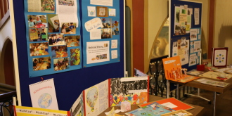 Ausstellung des "Kinderrechtekoffers" im Erfurter Rathaus