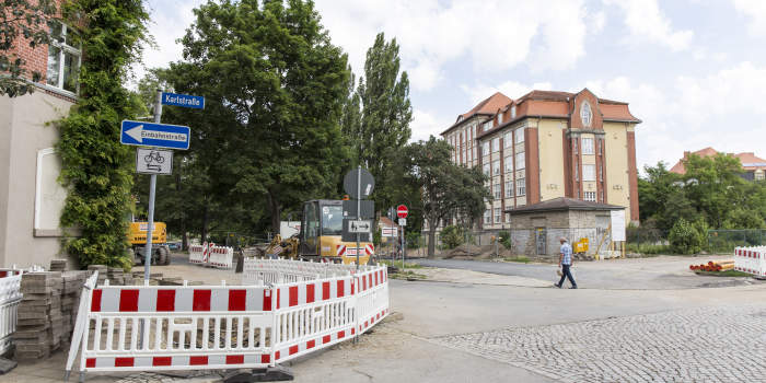 Blick auf Kreuzungsbereich Karlstraße. Im Hintergrund Schulgebäude