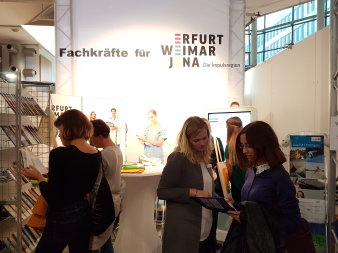 Foto: Impulsregion Jobmesse Berlin 2017 © Stadtverwaltung Erfurt Es ist ein gut besuchter Messestand der Impulsregion Erfurt, Jena, Weimar, Weimarer Land zu sehen mit Beratungsgesprächen.