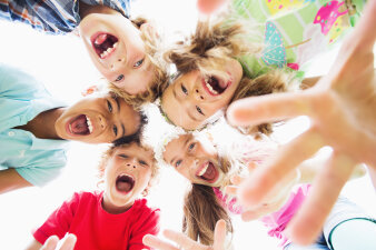 Foto: Kinder freuen sich © drubig-photo - Fotolia Fünf Kinder lachen in die Kamera