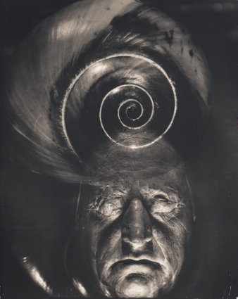 Foto: Edward Steichen, Mask of Goethe and Spiral, 1932, Abzug 1960er Jahre, Silbergelatine, 35 x 28 cm Courtesy Galerie Bassenge, Berlin, © VG Bild-Kunst, Bonn 2017 © VG Bild-Kunst, Bonn 2017 Auf dem Bild sind eine Muschel und eine Maske mit Goethe-Gesicht zu sehen