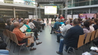 Die Gäste des Buga-Dialogs im Atrium der Stadtwerke, einem großen Saal aus Glas.