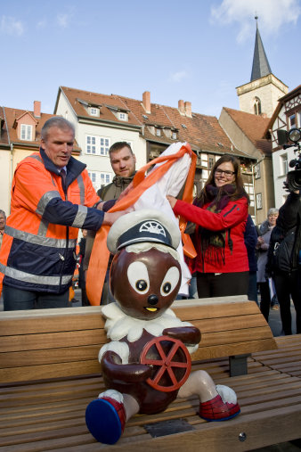 Foto: Enthüllung von Pittiplatsch © Stadtverwaltung Erfurt Zwei Männer und eine Frau enthüllen die Kika-Figur Pittiplatsch