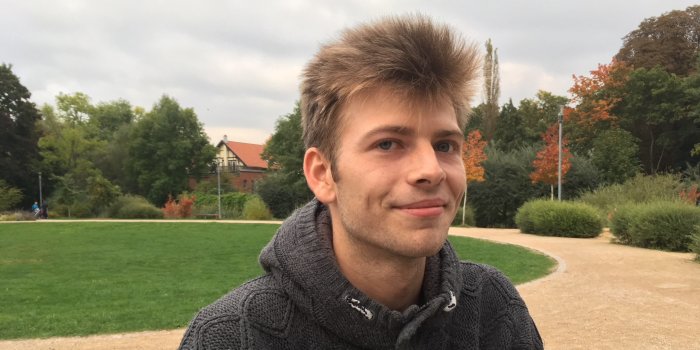 Foto: Tim Tenzler, Auszubildender © Stadtverwaltung Erfurt Der Azubi Tim Tenzler sieht in die Kamera