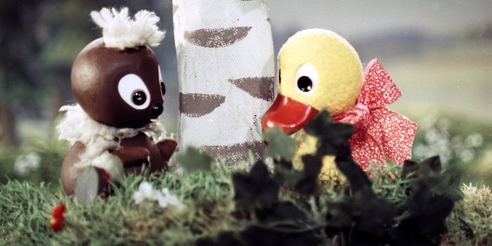 Foto: Die Kika-Figuren Pittiplatsch und Schnatterinchen © RBB Media GmbH/Gerd Fisch Die Figuren Pittiplatsch und Schnatterinchen aus dem Kinderfesnehprogramm sitzen im Gras.