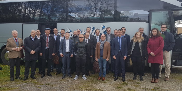 Foto: Erwicon-Delegation besucht Hannover Messe © Stadtverwaltung Erfurt Frauen und Männer stehen vor einem Reisebus.