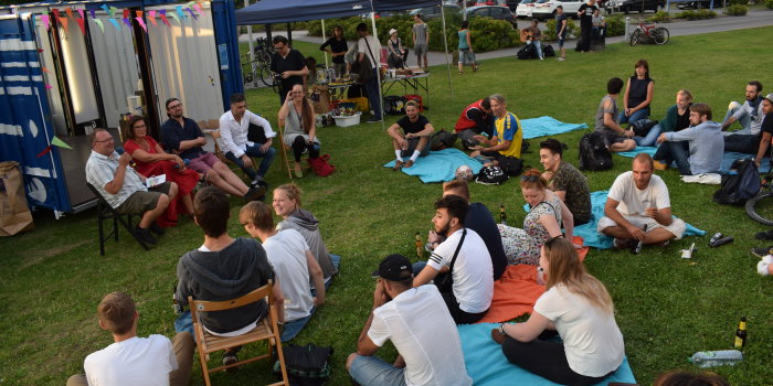Foto: Kulturabend am Melchendorfer Markt © Stadtverwaltung Erfurt Jugendliche sitzen im Kreis um Politiker, die für Fragen zur Verfügung stehen.