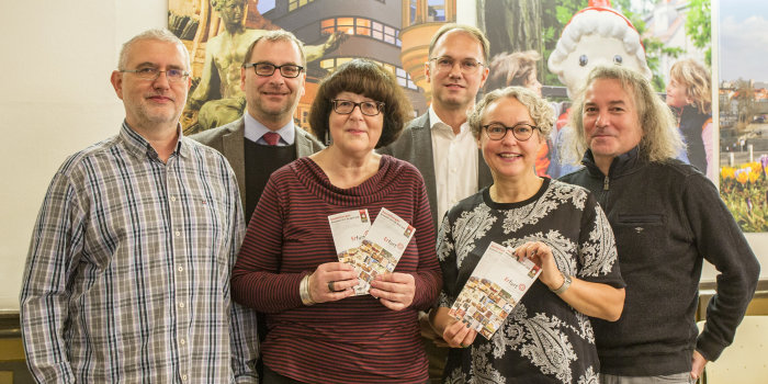 Foto: Beigeordnete Kathrin Hoyer, Kulturdirektor Tobias J. Knoblich und die Direktoren der Erfurter Museen, © Stadtverwaltung Erfurt Sechs Personen, die das Programm der Erfurter Museen 2018 in den Händen halten