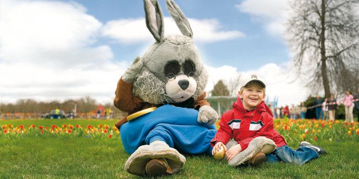 Foto: Osterhase im Egapark © Stadtwerke Erfurt Osterhase im Kostüm mit Kind