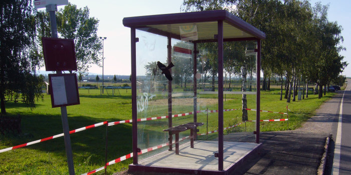 Ein Buswartehäuschen am Rand einer Landstraße