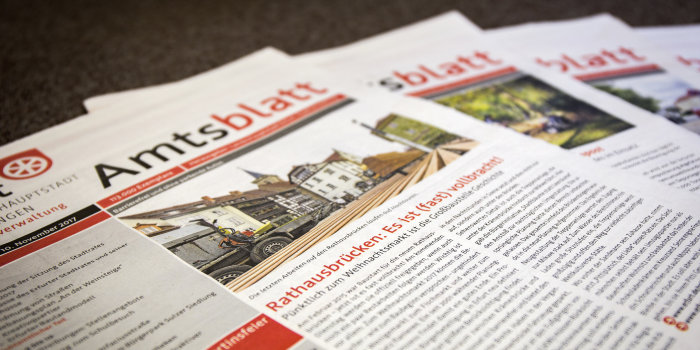 Foto: Exemplare des Amtsblattes © Stadtverwaltung Erfurt Mehrere Exemplare eines Amtsblattes liegen nebeneinander