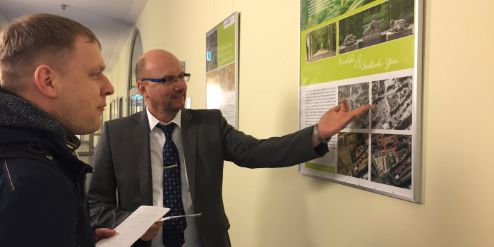 Foto: Wanderausstellung des Landesamtes für Vermessung und Geoinformation © Landesamt für Vermessung und Geoinformation Uwe Köhler, Präsident des Landesamtes für Vermessung und Geoinformation, eröffnet die Wanderausstellung „Stadtgrün – Schlossgrün“ im Erfurter Bürgeramt