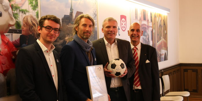 Sven Söderberg (Spirit of Football e. V.), Andrew Aris (Spirit of Football e. V.), Oberbürgermeister Andreas Bausewein mit Ball in den Händen und Friedrich Hermann (KoWo-Geschäftsführer)