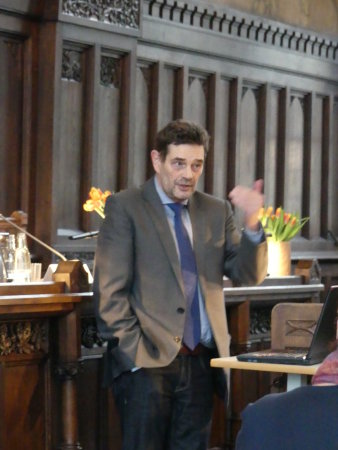 Foto: Hinrich Vogelsang © Stadtverwaltung Erfurt Männliche Person steht am Rednerpult