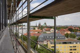 Ein Gerüst an der Außenmauer