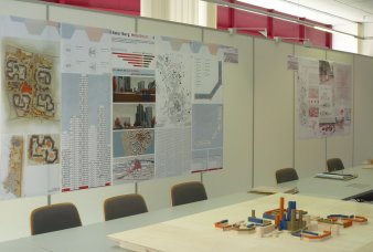Foto: Präsentation: Städtebauliches Projekt „Roter Berg“ © Stadtverwaltung Erfurt Planungen, Zeichnungen und Modelle an Tafeln und auf Tischen präsentiert