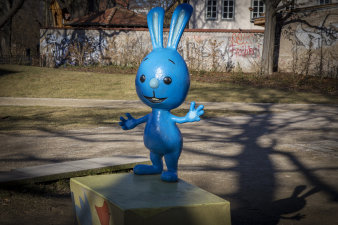 Die Figur eines blauen Kaninchens steht auf einem Sockel.