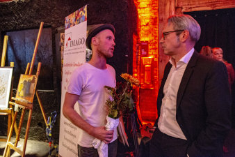 Preisträger Hubert Langrock vom Kalif Storch im Gespräch mit Georg Maier