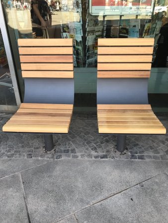 Foto: Sitzgelegenheiten auf dem Anger © Stadtverwaltung Erfurt Zwei Sitze aus Metall und Holz